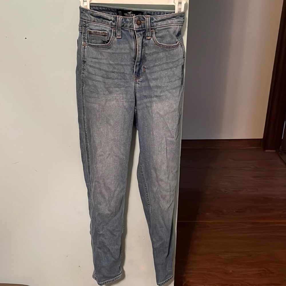 Hollister Ultra high-rise mom jeans in new condition!